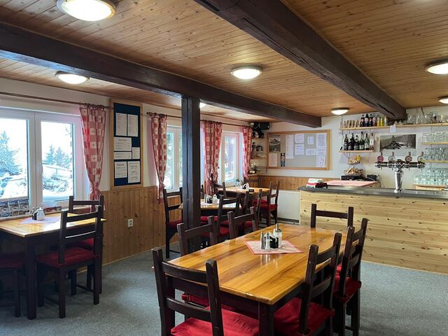 Posezení v restauraci s výhledem do krajiny